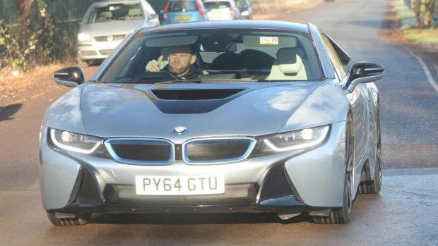 Του πήραν το δίπλωμα και πουλάει το BMW i8 του κοψοχρονιά!